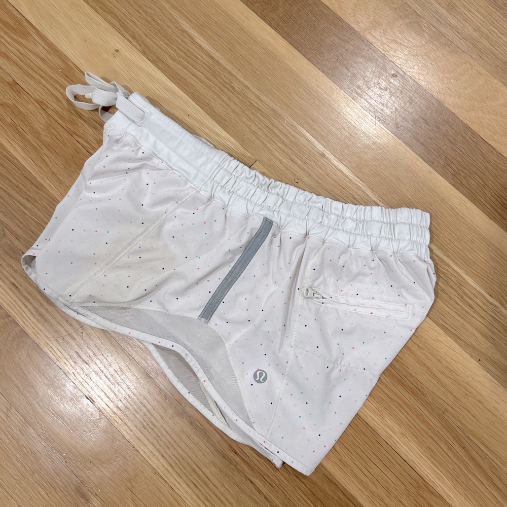 Lululemon 2.5” Hotty Hot Shorts - Picture 2 of 4